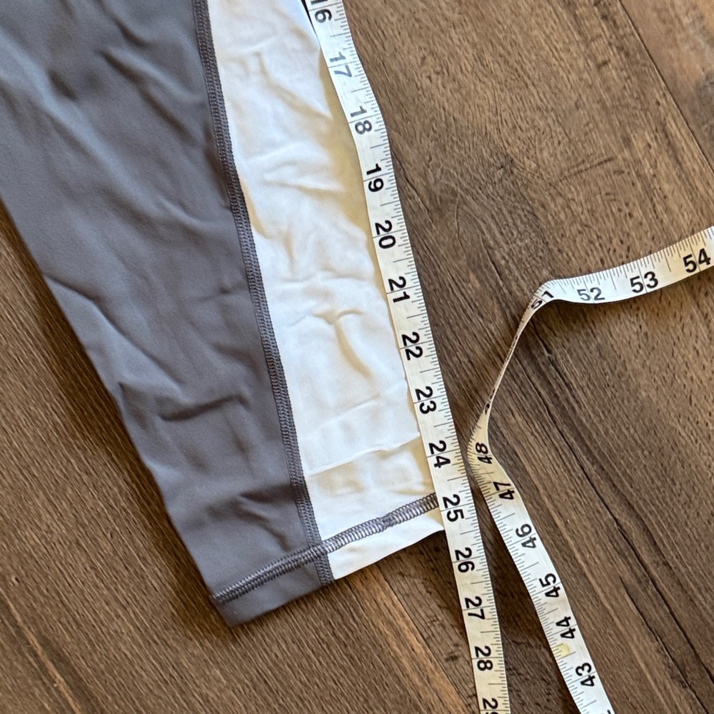 Athleta women’s Gray and Cream Leggings - NWT - Picture 7 of 13